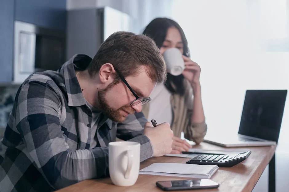 Couple qui étudie son budget de crédit à la table de la cuisine